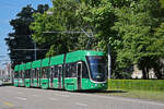 Be 6/8 Flexity 5037, auf der Linie 8, fährt am 21.06.2025 zur Haltestelle am Aeschenplatz.