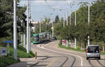 S-Kurve -     Flecity 2 5025 in der geschwungen Straßen- und Gleisführung in der Burgfelderstraße der Neubaustrecke nach Saint-Louis; gesehen von der Haltestelle Waldighoferstraße.