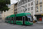 Be 6/8 Flexity 5033, auf der Linie 6, verlässt am 21.07.2025 die Haltestelle Theater. Aufnahme Basel.