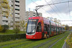 Be 6/8 Flexity 5015 mit der Manor Werbung, auf der Linie 6, fährt am 03.11.2025 zur Haltestelle Hirzbrunnen/Claraspital.