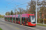 Be 6/8 Flexity 5015 mit der Manor Werbung, auf der Linie 3, fährt am 05.11.2025 zur Haltestelle Burgfelden Grenze. Aufnahme Basel.