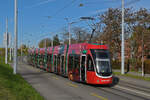 Be 6/8 Flexity 5015 mit der Manor Werbung, auf der Linie 3, fährt am 05.11.2025 zur Haltestelle Waldighoferstrasse.