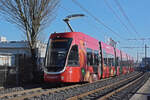 Be 6/8 Flexity 5015 mit der Manor Werbung, auf der Linie 14, fährt am 15.12.2025 zur Haltestelle Lachmatt. Aufnahme Pratteln.