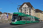 Be 6/8 Flexity 5032, auf der Linie 6, überquert am 03.11.2025 die Mittlere Rheinbrücke. Aufnahme Basel.