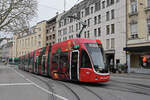 Be 6/8 Flexity 5015 mit der Manor Werbung, auf der Linie 6, verlässt am 01.12.2025 die Haltestelle Theater.