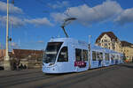 Be 6/8 Flexity 5022 mit der Werbung für die Zürich Versicherung, auf der Linie 6, überquert am 27.11.2025 die Mittlere Rheinbrücke. Aufnahme Basel.