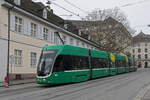 Be 6/8 Flexity 5029, auf der Linie 14, fährt am 01.12.2025 den Steinenberg hinunter zur Haltestelle Barfüsserplatz. Aufnahme Basel.