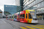 Be 6/8 Flexity 5003 mit der Werbung für den Wohnpark Binzen, auf der Linie 2, bedient am 08.12.2025 die Haltestelle Gewerbeschule. Aufnahme Basel.