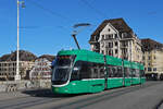 Be 4/6 Flexity 6007, auf der Linie 15, überquert am 03.11.2025 die Mittlere Rheinbrücke. Aufnahme Basel.