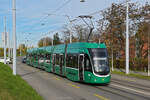 Be 6/8 Flexity 5006, auf der Linie 3, fährt am 05.11.2025 zur Haltestelle Waldighoferstrasse. Aufnahme Basel.