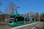 Be 6/8 Flexity 5005, auf der Linie 6, fährt am 05.01.2026 bei der Haltestelle Weilstrasse ein. Aufnahme Riehen.