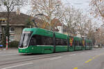 Be 6/8 Flexity 5016, auf der wegen einer Grossbaustelle umgeleiteten Linie 6, fährt am 22.11.2025 zur Haltestelle ZOO Bachletten. Aufnahme Basel.