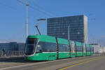Be 6/8 Flexity 5026, auf der Linie 1, überquert am 18.11.2025 die Dreirosenbrücke. Aufnahme Basel.