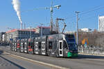 Be 6/8 Flexity 5009 mit der Werbung für Pferdeanlässe in Basel, auf der Linie 1, verlässt am 18.11.2025 die Haltestelle Novartis Campus. Aufnahme Basel.