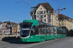 Be 6/8 Flexity 5043, auf der Linie 6, überquert am 05.01.2026 die Mittlere Rheinbrücke. Aufnahme Basel.