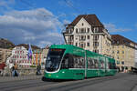 Be 4/6 Flexity 6002, auf der Linie 15, überquert am 03.11.2025 die Mittlere Rheinbrücke. Aufnahme Basel.