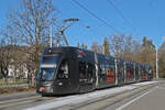 Be 6/8 Flexity 5009 mit der Werbung für Pferdeanlässe in Basel, auf der Linie 6, fährt am 05.01.2026 bei der Haltestelle Weilstrasse ein. Aufnahme Riehen.