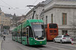 Be 4/6 Flexity 6004, auf der Linie 15, fährt am 01.12.2025 den Steinenberg hoch zur Haltestelle Bankverein. Aufnahme Basel.