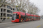 Be 6/8 Flexity 5015 mit der Manor Werbung, auf der wegen einer Baustelle umgeleiteten Linie 6, fährt am 01.12.2025 zur Haltestelle Schützenhaus. Aufnahme Basel.