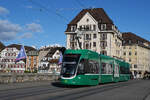 Be 4/6 Flexity 6005, auf der Linie 15, überquert am 03.11.2025 die Mittlere Rheinbrücke. Aufnahme Basel.