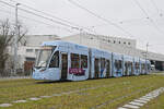 Be 6/8 Flexity 5022 mit der Werbung für die Zürich Versicherung, auf der Linie 14, fährt am 21.01.2026 zur Haltestelle St.