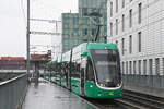 Be 6/8 Flexity 5034, auf der wegen einer Baustelle umgeleiteten Linie 8, bedient am 12.01.2026 die Haltestelle Peter Merian.