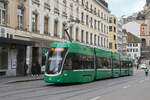 Be 4/6 Flexity 6013, auf der Linie 15, verlässt am 23.02.2026 die Haltestelle Barfüsserplatz.
