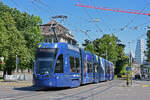 Be 6/8 Flexity 5040  Federer Express , auf der wegen einer Baustelle umgeleiteten Linie 3, fährt am 01.05.2026 zur Haltestelle am Bahnhof SBB. Aufnahme Basel.