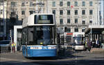 Tramverkehr am Züricher Hauptbahnhof -     Währende Flexity Tram 4036 der Linie 3 zum Kiusplatz die Haltestelle Bahnhofsplatz HB verlässt, ist ein Cobra Tram der Glattalbahn an seinem