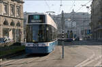 Tramverkehr am Züricher Hauptbahnhof -     Flexity Tram 4052 der Linie 3 nach Albisrieden erreicht gleich die Haltestelle Bahnhofsplatz HB, während Flexity 4044 der Linie 13 nach Frankental