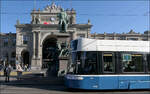 Tramverkehr am Züricher Hauptbahnhof -     Flexity 4052 der Linie 3 nach Albisrieden am Bahnhofsvorplatz am Alfred-Escher-Denkmal.