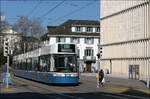 Tram am Kunsthaus Zürich -     Flexity 4032 der Linie 3 nach Albisrieden an der Haltestelle Kunsthaus.
