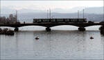 Über die Limmat -     Ein Flexity Tram der Linie 2 zum Bahnhof Tiefenbrunn auf der Quaibrücke.