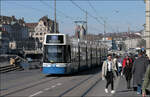 An der Limmat entlang -     Auf der Fahrt zum Bahnhof Tiefenbrunn sieht man hier Flexity 4051 auf dem Limmatquai kurz nach  der Weiterfahrt an der Haltestelle Rudolf-Brunn-Brücke.
