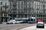 Abendlicher Tramverkehr in Zürich -     Flexity 4049 auf der Linie 11 nach Aufzelg biegt vom Bahnhofsplatz in die Bahnhofstrasse ein.