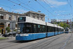 Be 6/8 Flexity 4014, auf der Linie 11, fährt am 11.07.2025 zur Haltestelle beim Bahnhofplatz in Zürich.