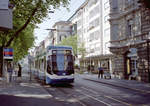 Zürich VBZ Tramlinie 4 (Bombardier / Alstom Be 5/6 3005) Seefeldstrasse / Feldeggstrasse (Hst. Feldeggstrasse) am 27. Juli 2006. - Scan eines Farbnegativs. Film: Kodak FB 200-6. Kamera: Leica C2.