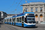 Be 5/6 Cobra 3061, auf der Linie 13, fährt am 12.04.2024 zur Haltestelle beim Bahnhof Zürich.