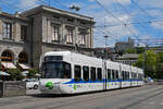 Be 5/6 Cobra 3064 der Glattalbahn, auf der Linie 10, f�hrt am 11.07.2025 zur Haltestelle beim Bahnhofplatz in Z�rich.