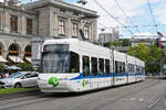 Be 5/6 Cobra 3065, auf der Linie 10, f�hrt am 11.07.2025 zur Haltestelle beim Bahnhofplatz in Z�rich.