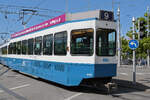 Be 2/4 2412, auf der Linie 9, verlässt am 22.08.2024 als Zweitwagen die Haltestelle Bellevue. Aufnahme Zürich.