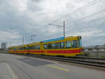 Doppeltraktion, mit dem Be 4/8 218 und dem Be 4/6 224, auf der Linie 11, fährt am 06.08.2011 zur Haltestelle Münchensteinerstrasse.