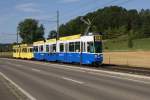 Am 07.08.2015 ist Be 4/8 259 mit Be 4/6 105 auf der Basler Linie 10 kurz vor der Endstation Ettingen unterwegs. Zum 40-Jährigen Geburtstag wurden zwei Wagen in den traditionellen Farben der Vorgängerunternehmen, der Birsigtal- und der Birseckbahn lackiert.