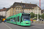 Be 6/8 Combino 325, auf der Linie 8, überquert die Mittlere Rheinbrücke.