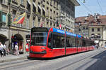 Be 6/8 Combino 765, auf der Linie 6, fährt bei der Haltestelle Bärenplatz ein.