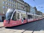 Siemens Combino 667 mit einer neuen Werbung für (100 Jahre) Blaser Cafe am 2.3.22 beim Bahnhof Bern.