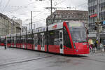Be 6/8 Combino 666, auf der Linie 9, fährt am 17.04.2023 zur Haltestelle beim Bahnhof Bern.