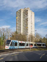 BERNMOBIL Combino 670 mit Werbung für die Krankenkasse KPT am 8. Dezember 2019 in Wittigkofen.
