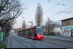 BERNMOBIL Combino XL 666 am 1. April 2020 auf der Linie 7 an der Haltestelle Brunnadernstrasse. <br>
Da aufgrund des ausgedünnten Corona-Fahrplans weniger Trams benötigt werden, kann auf die Vevey-Trams zum grossen Teil verzichtet werden. Stattdessen verkehren auch auf der Linie 7 teilweise lange Combinos. Zudem werden an den Haltestellen alle Türen vom Tramführer geöffnet.