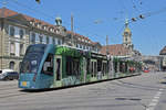 Be 6/8 Combino 653 mit der TRANSA Werbung, auf der Linie 8, fährt zur Haltestelle beim Bahnhof Bern.